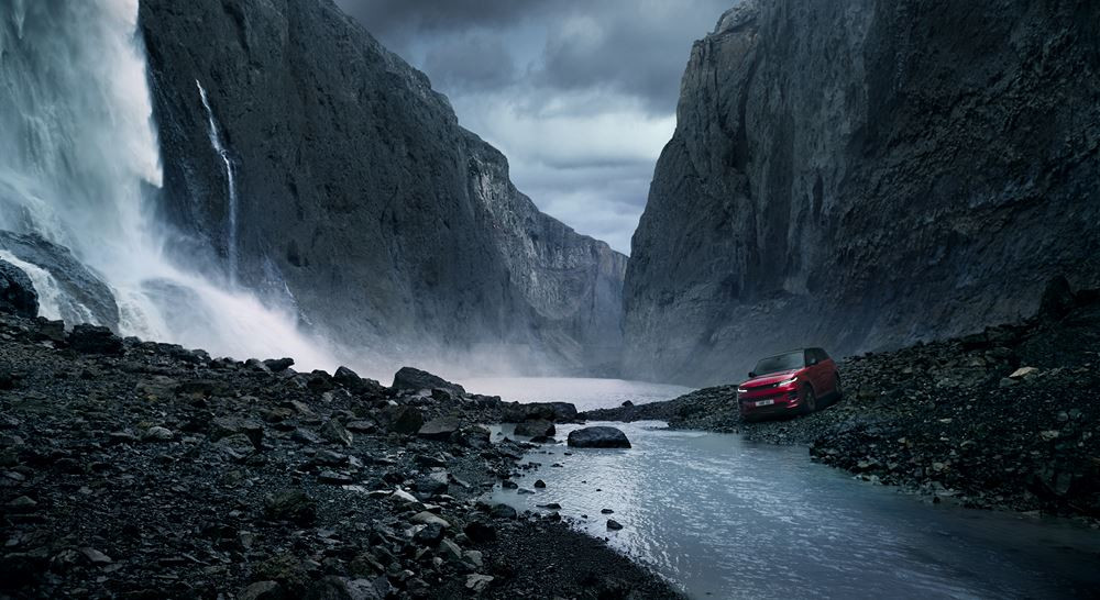Le Range Rover Sport remonte le déversoir d’un barrage à contre-courant