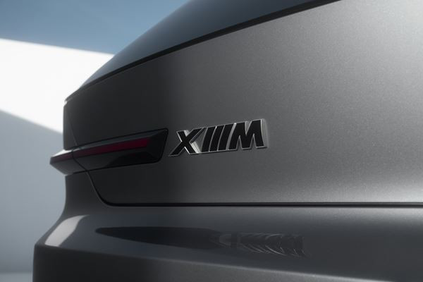 La BMW Concept XM affiche une stature puissante