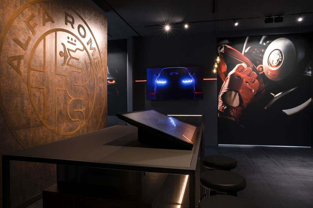 Le nouveau showroom Alfa Romeo est un espace minimaliste et technologique