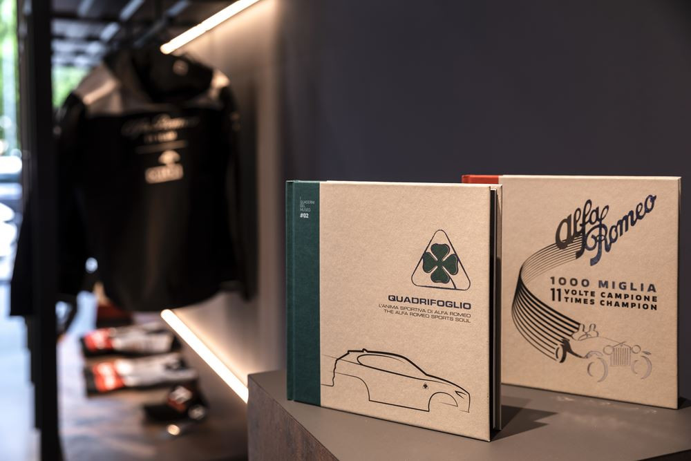 Le nouveau showroom Alfa Romeo est un espace minimaliste et technologique