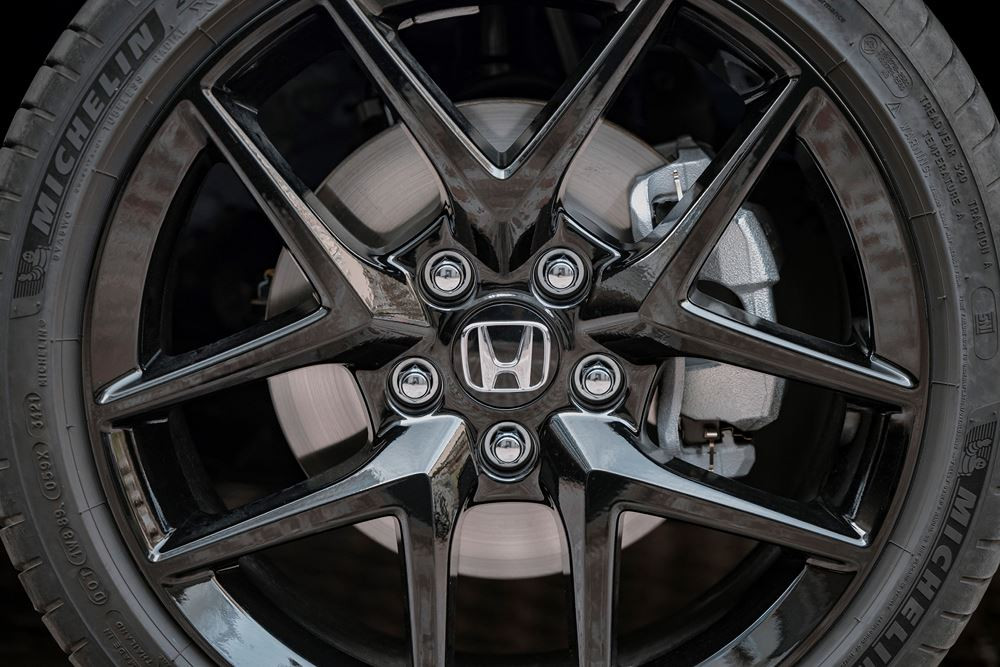 La Honda Civic hybride cinq portes se singularise par une ligne de toit plongeante