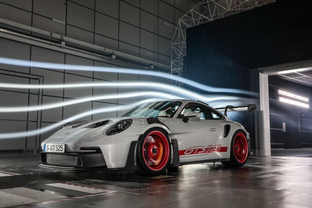 La Porsche 911 GT3 RS hautes performances affiche sa filiation avec son homologue de course