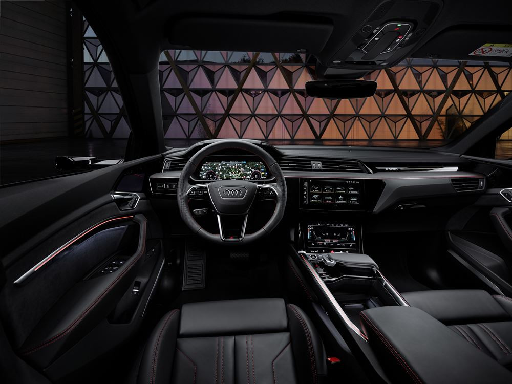 Le crossover Audi Q8 Sportback e-tron électrique revendique une autonomie jusqu'à 552 km