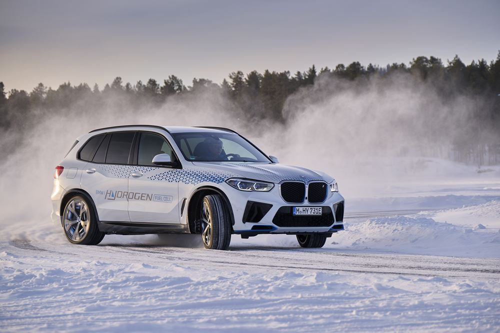 La BMW iX5 Hydrogen en tests hivernaux près du cercle polaire