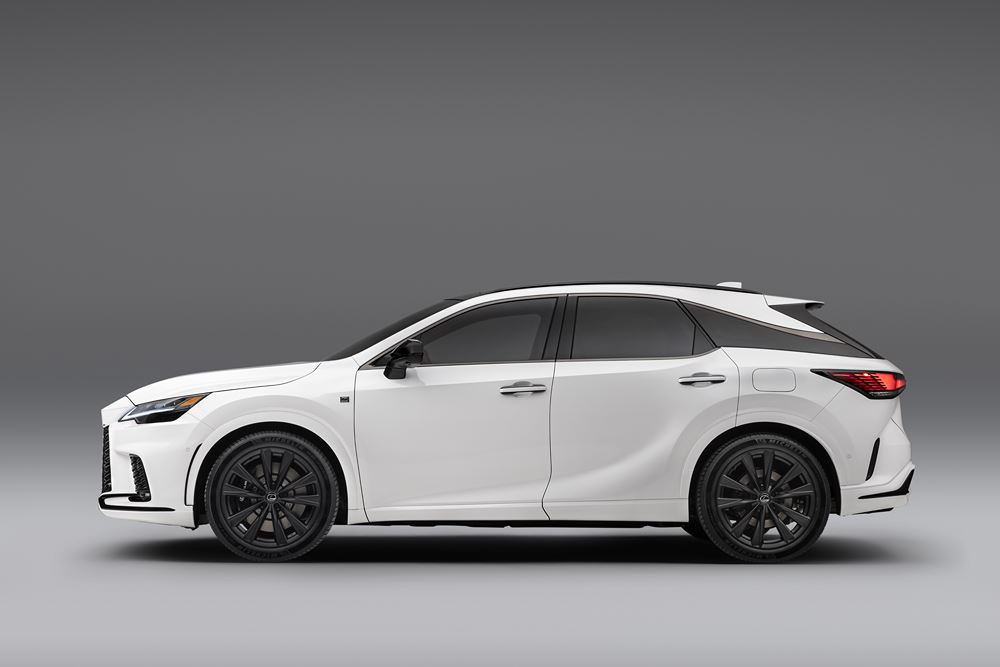 Le SUV de luxe Lexus RX affiche un design extérieur dynamique