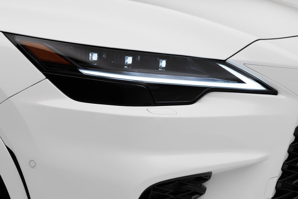 Le SUV de luxe Lexus RX affiche un design extérieur dynamique