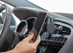 Le Wireless Car Charger 10W PNY permet de recharger un smartphone par induction