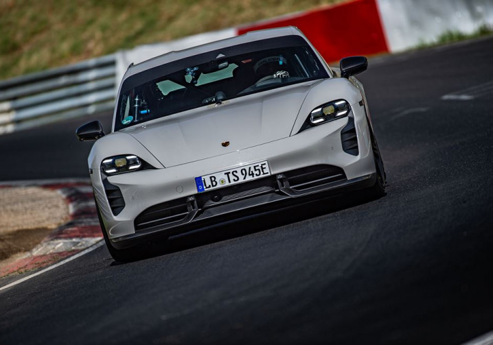 La Porsche Taycan électrique effectue la Nordschleife du Nürburgring en sept minutes et 33 secondes