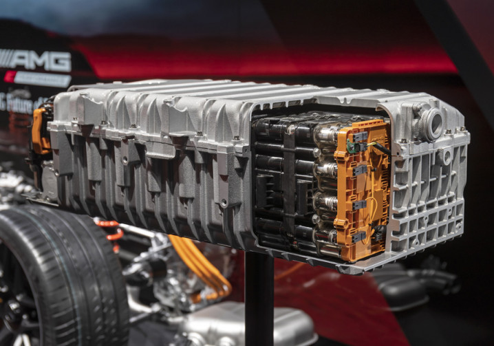La batterie hautes performances AMG 400 volts assure le refroidissement direct des cellules