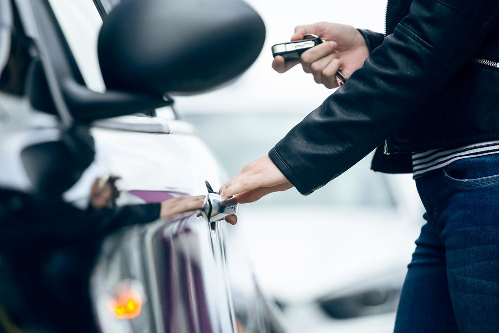 Voiture de fonction : quels sont les avantages et inconvénients à connaître ?