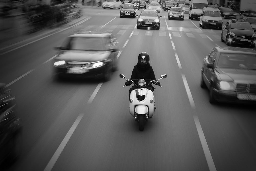 Automobilistes: adaptez votre conduite à la circulation en inter-files des deux roues motorisés