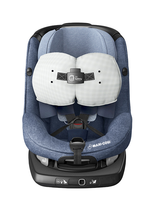 Le siège auto face à la route AxissFix Air de Bébé Confort intègre des airbags