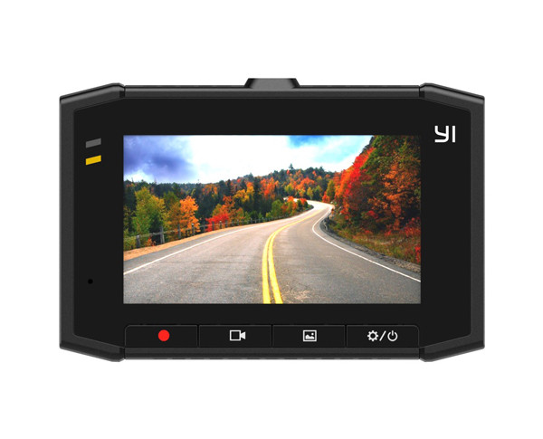 La caméra embarquée YI Ultra DashCam intègre un capteur de 4 millions de pixels