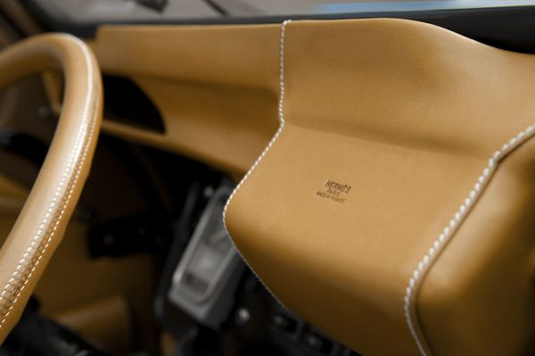 La 2 CV fête ses 60 ans en tenue Hermès