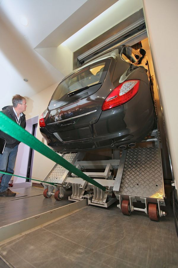 La nouvelle Porsche Panamera prend l’ascenseur !