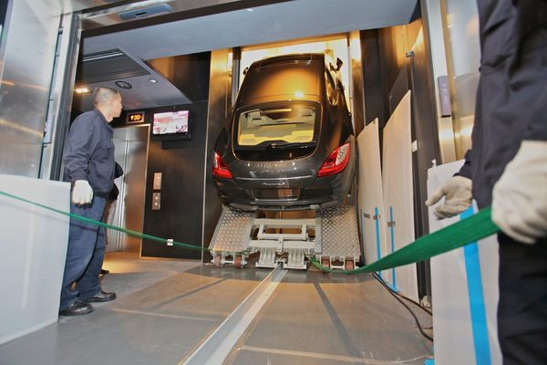 La nouvelle Porsche Panamera prend l’ascenseur !