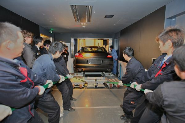 La nouvelle Porsche Panamera prend l’ascenseur !