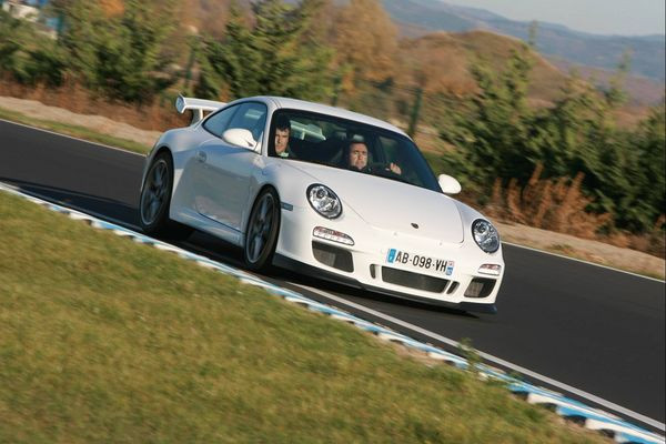 La Porsche 911 GT3 élue « Sportive de l’année 2009 » par le magazine Echappement