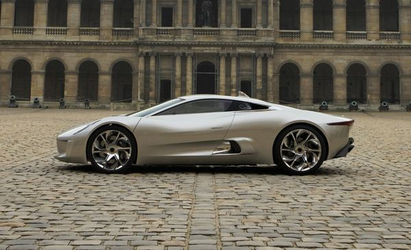 Le concept Jaguar C-X75 reçoit le Louis Vuitton Classic Concept Award 2010