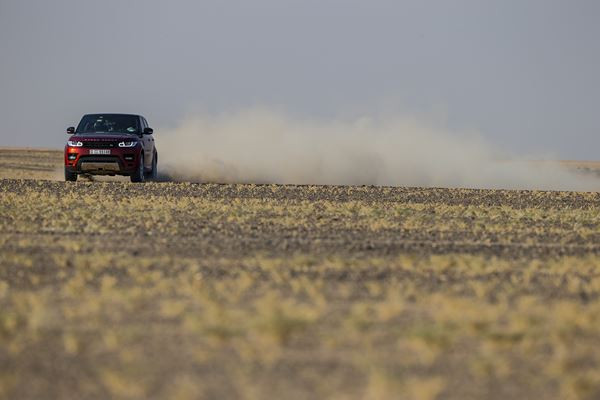 Le Range Rover Sport relève les défis du désert en un temps record