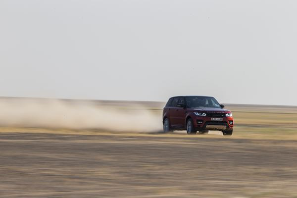 Le Range Rover Sport relève les défis du désert en un temps record