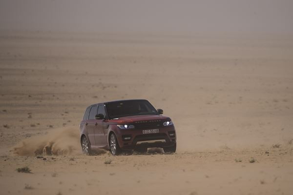Le Range Rover Sport relève les défis du désert en un temps record
