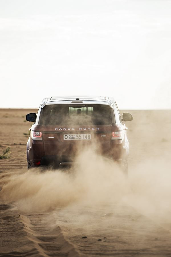 Le Range Rover Sport relève les défis du désert en un temps record