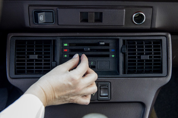 Le premier système de refroidissement intégré dans une voiture était une glacière