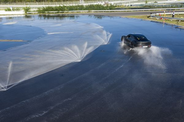Le Porsche Taycan électrique réalise un Marathon de drift sur un anneau de 200 m
