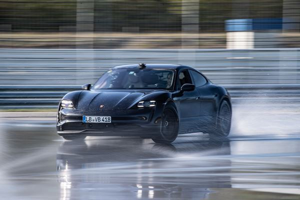 Le Porsche Taycan électrique réalise un Marathon de drift sur un anneau de 200 m