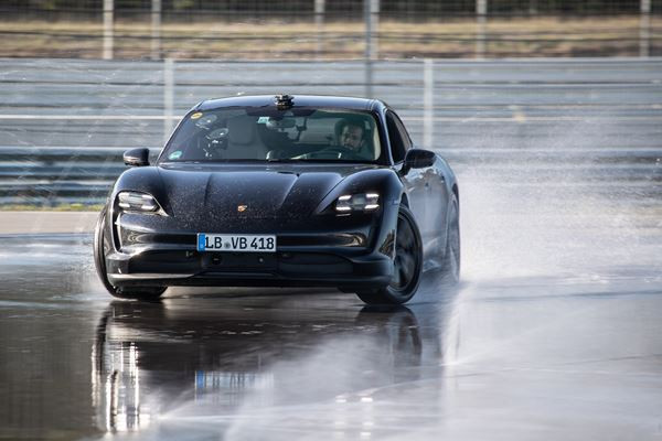 Le Porsche Taycan électrique réalise un Marathon de drift sur un anneau de 200 m