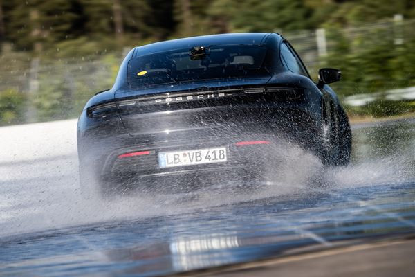 Le Porsche Taycan électrique réalise un Marathon de drift sur un anneau de 200 m