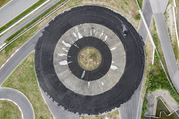 Le Porsche Taycan électrique réalise un Marathon de drift sur un anneau de 200 m