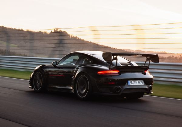 La Porsche 911 GT2 RS kit Performance Manthey boucle les 20,8 km en 6:43,300 min