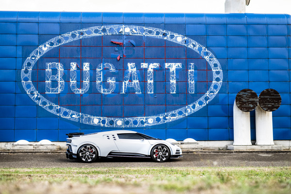 La super voiture de sport Bugatti EB 110 fête ses trente ans