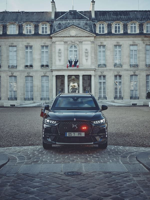 La DS 7 Crossback blindée et allongée entre à l’Élysée