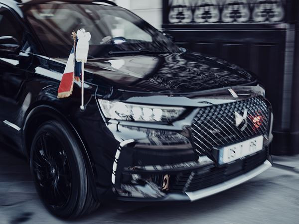 La DS 7 Crossback blindée et allongée entre à l’Élysée
