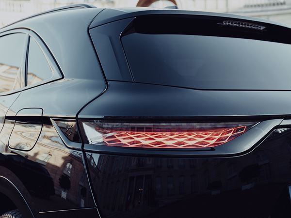 La DS 7 Crossback blindée et allongée entre à l’Élysée