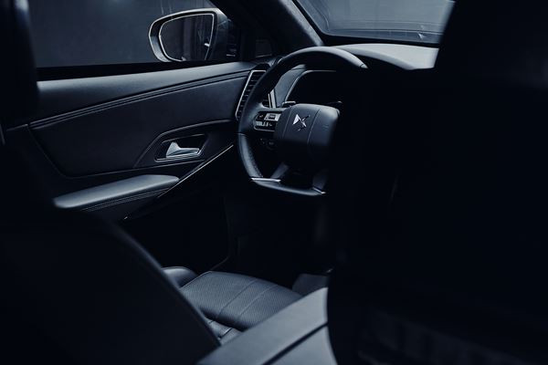 La DS 7 Crossback blindée et allongée entre à l’Élysée