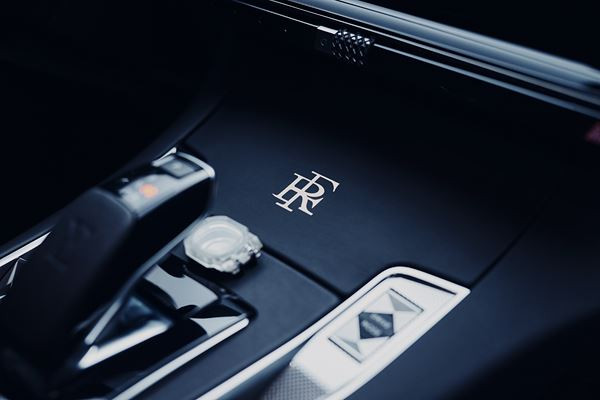 La DS 7 Crossback blindée et allongée entre à l’Élysée