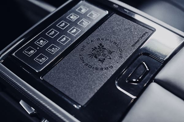 La DS 7 Crossback blindée et allongée entre à l’Élysée