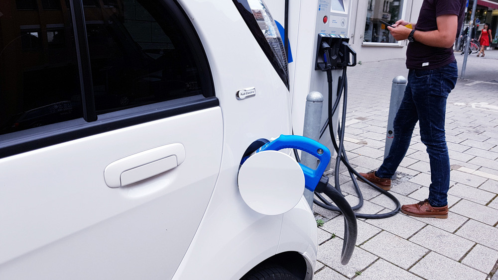 Mobilité électrique : près de 2/3 des Français attendent plus de bornes de recharge