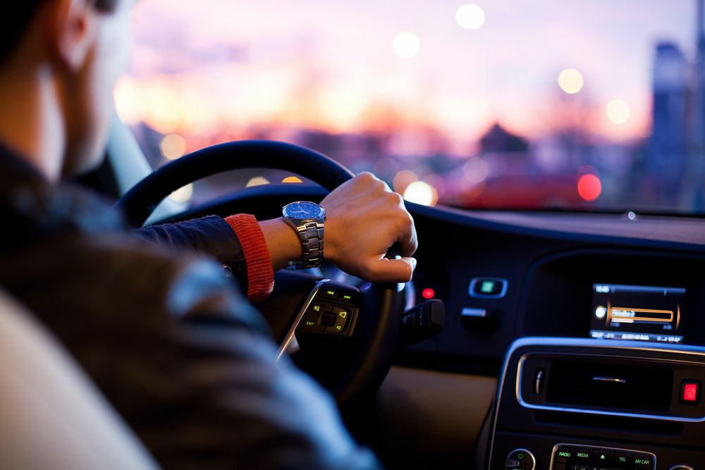 La voiture occupe une place prépondérante dans les trajets domicile-travail des actifs français en 2024