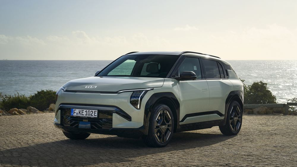 Le SUV compact électrique Kia EV3 élu « World Car of the Year 2025 »