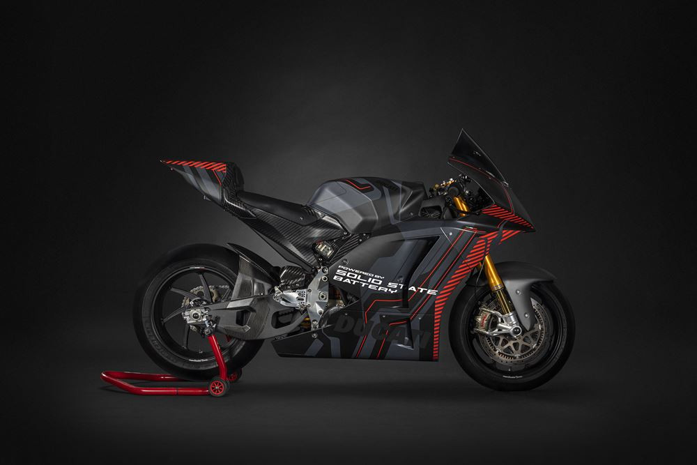 Un démonstrateur de moto électrique dotée d’une batterie à semi-conducteurs