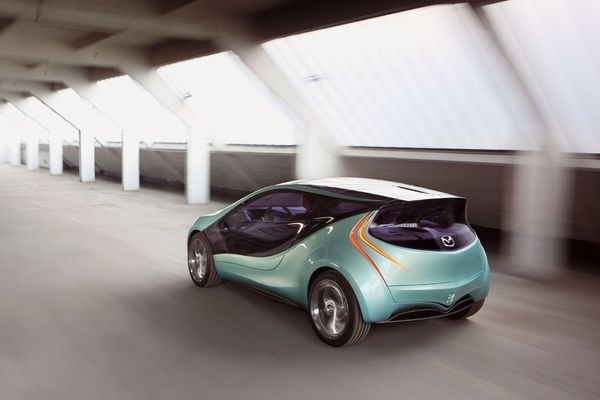 Mazda présente le concept car Kiyora au Mondial de Paris 2008