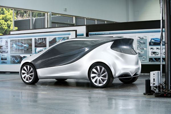 Mazda présente le concept car Kiyora au Mondial de Paris 2008