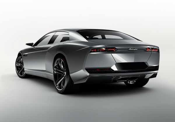 Lamborghini présente l’Estoque un show car sportif 4 places