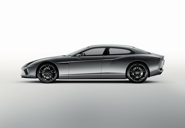 Lamborghini présente l’Estoque un show car sportif 4 places