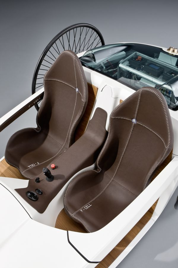 150 collaborateurs Mercedes créent le F-Cell Roadster